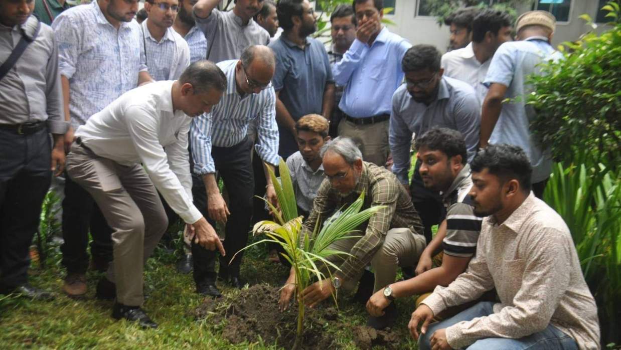 ঢামেকে বৃক্ষরোপণ কর্মসূচি পালন