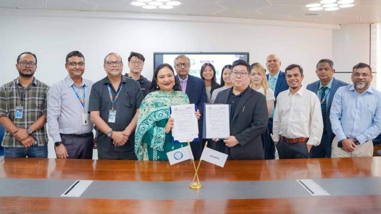 এমওইউতে স্বাক্ষর করেন এআইইউবির প্রতিষ্ঠাতা সদস্য ও বোর্ড অব ট্রাস্টিজের চেয়ারম্যান নাদিয়া আনোয়ার এবং সনি ইন্টারন্যাশনাল (সিঙ্গাপুর) লিমিটেড বাংলাদেশ শাখার ব্রাঞ্চ হেড মি. জোশুয়া কুয়েক