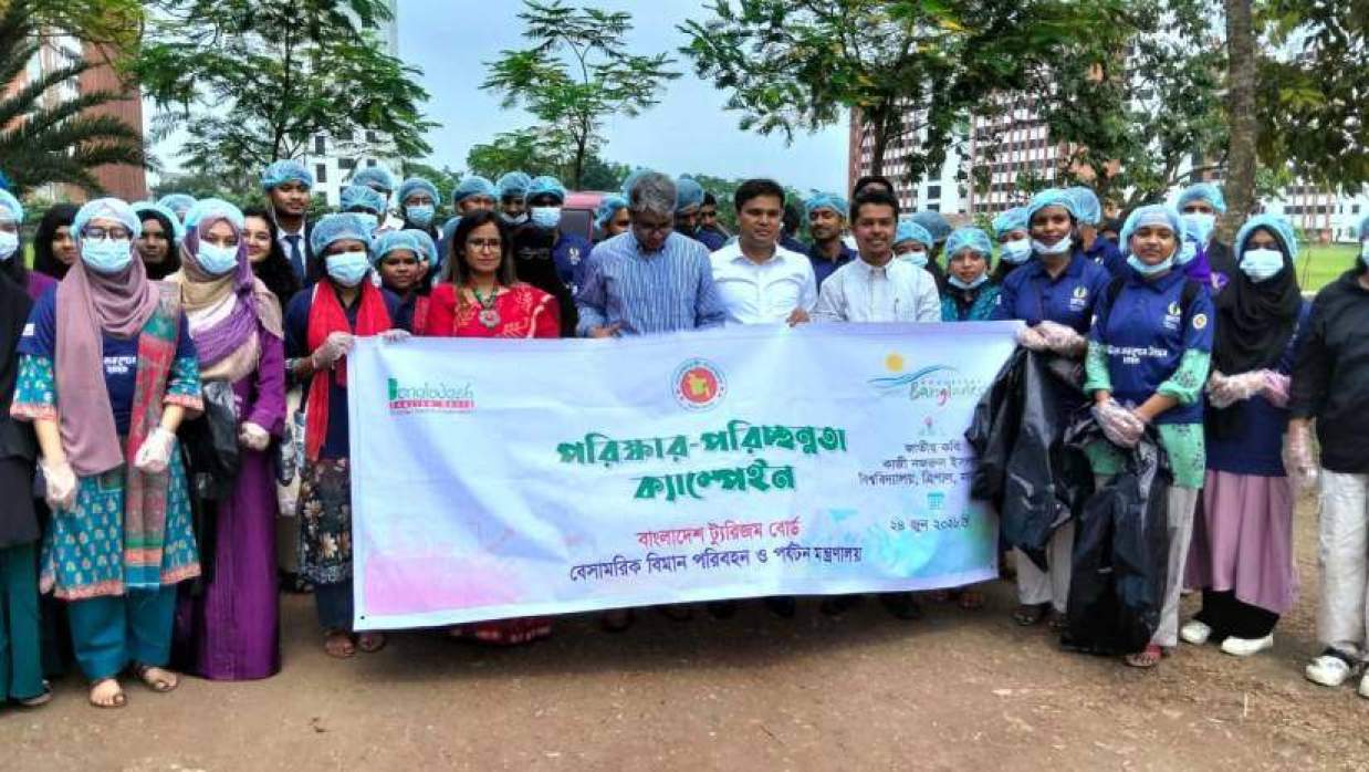 শিক্ষার্থীরা ক্যাম্পাসজুড়ে পরিষ্কার-পরিচ্ছন্নতা কার্যক্রম পরিচালনার পাশাপাশি পরিবেশ সংরক্ষণে সচেতনতামূলক কার্যক্রমে অংশ নেন