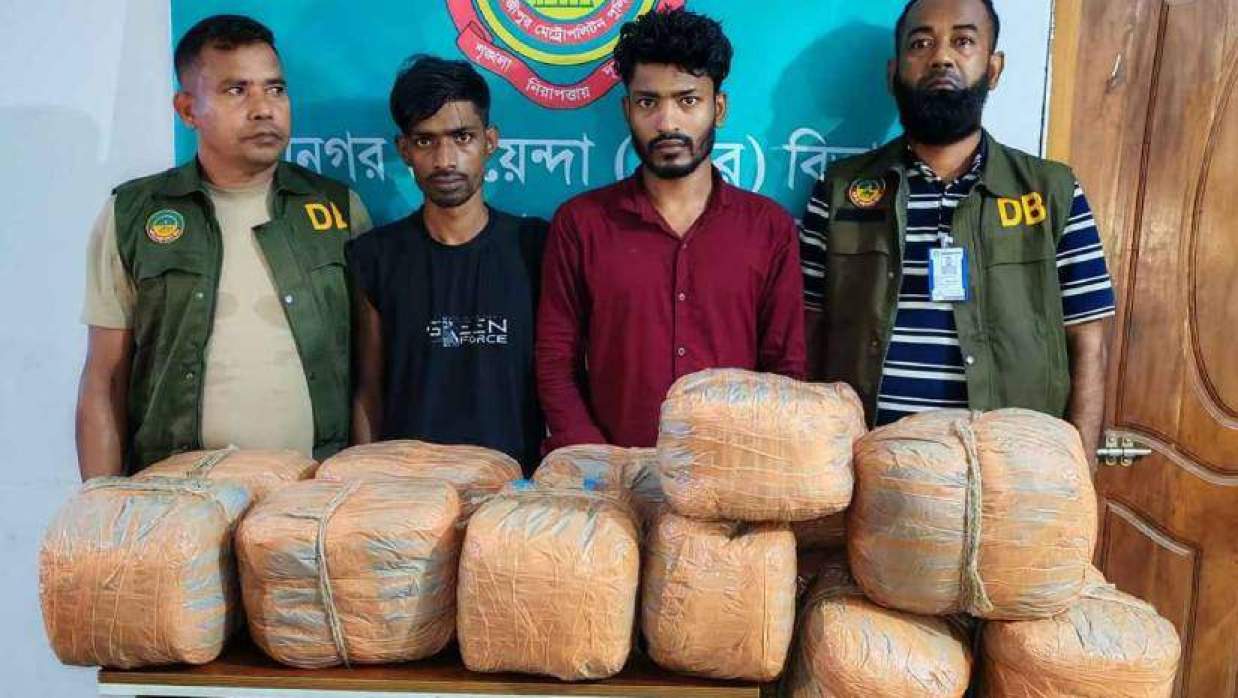 গাঁজাসহ আটক দুই মাদক কারবারি (মাঝে)