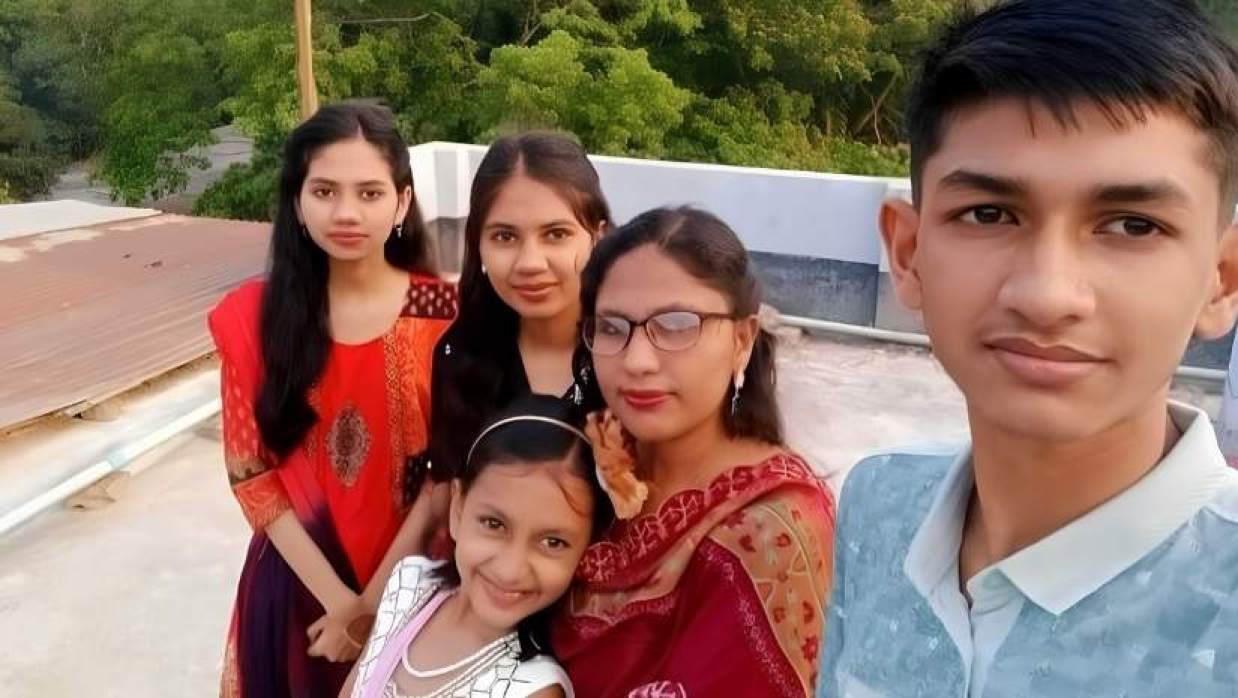 লক্ষ্মীপুরের রায়পুরে মা ও দুই মেয়েকে কুপিয়ে হত্যার ঘটনায় আহত মেজো মেয়ে নাফিজা আক্তার ইকরাও মারা গেছে