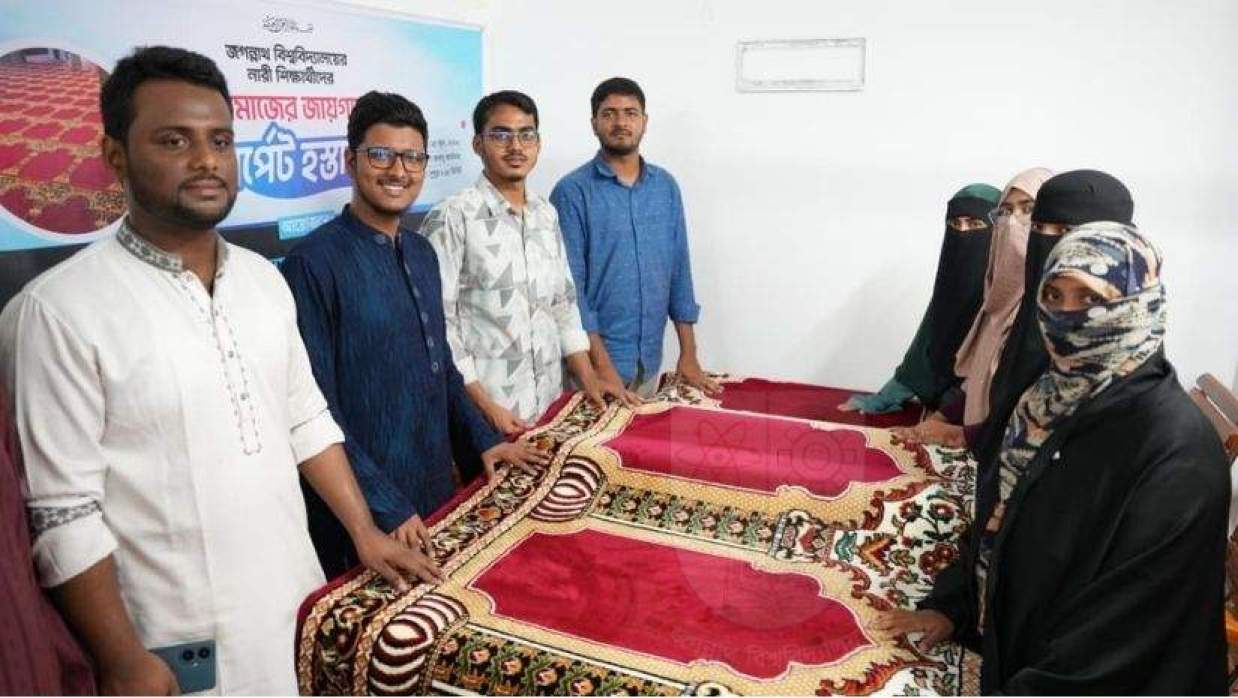 মসজিদে নারী শিক্ষার্থীদের নামাজের স্থানে কার্পেট দিল জকসু