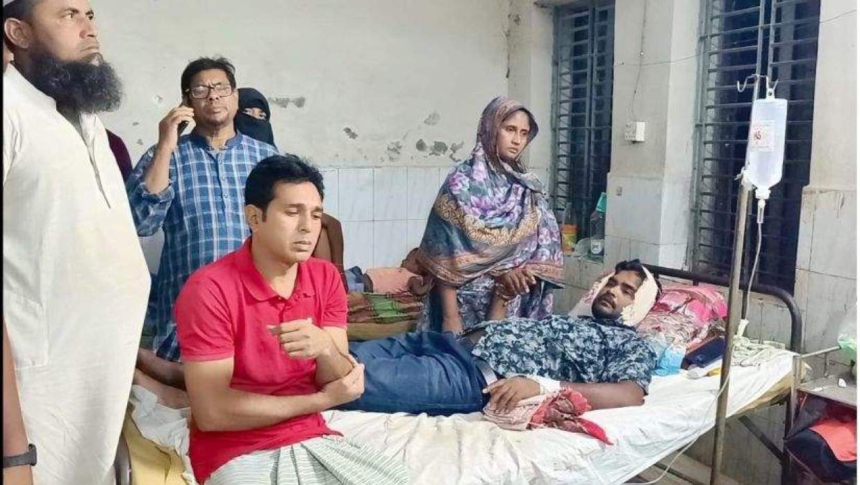 চাটমোহর উপজেলা স্বাস্থ্য কমপ্লেক্সে হাসপাতালে চিকিৎসাধীন আহতরা