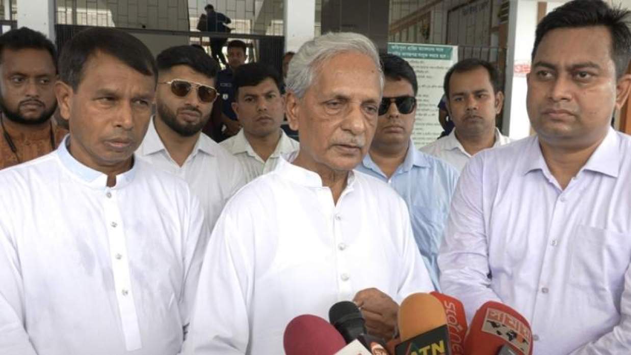  জেলা প্রশাসকের কার্যালয় চত্বরে বৃক্ষরোপণ শেষে সাংবাদিকদের সঙ্গে কথা বলেন সংস্কৃতিবিষয়কমন্ত্রী নিতাই রায় চৌধুরী