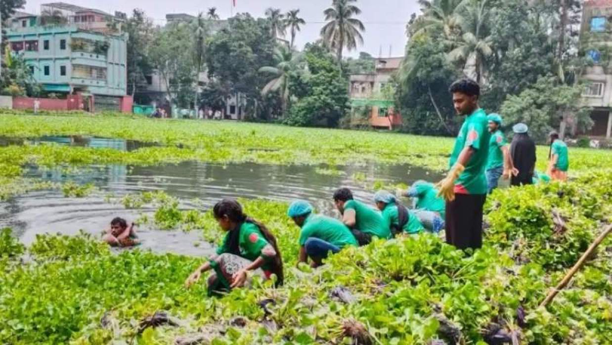 সরকারি পুকুরে পরিচ্ছন্নতা অভিযান