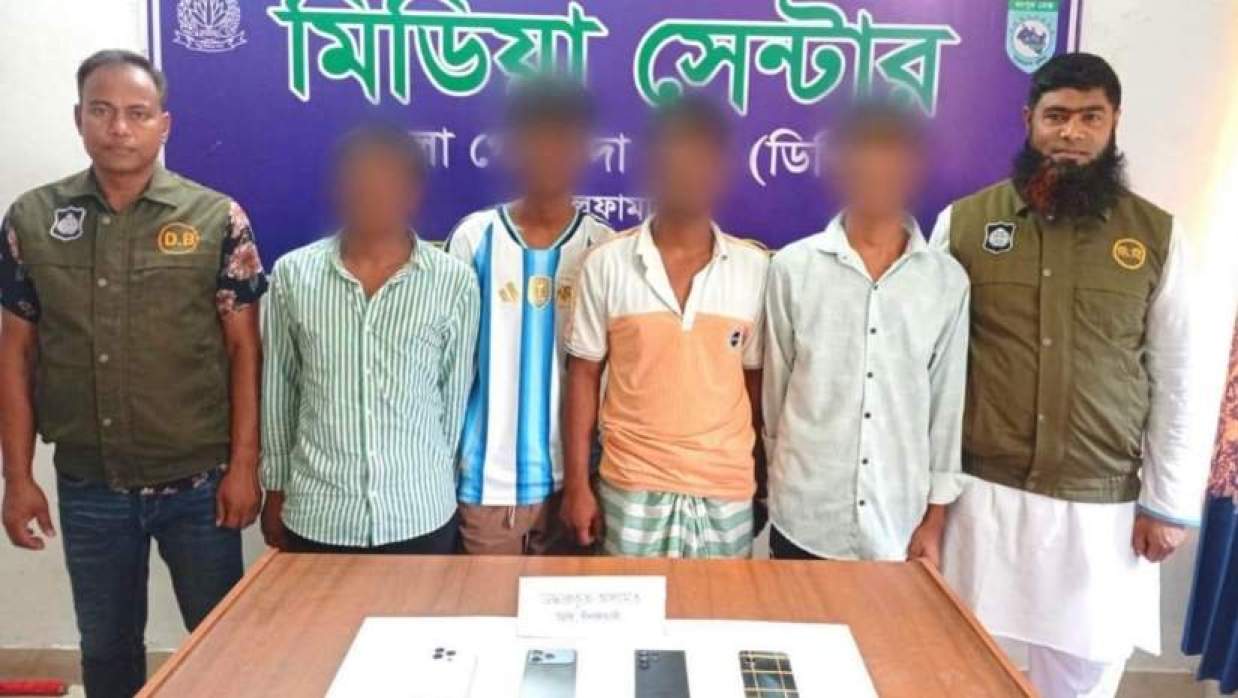 চার সদস্যের একটি চক্রকে গ্রেপ্তার করেছে জেলা গোয়েন্দা শাখা (ডিবি) পুলিশ