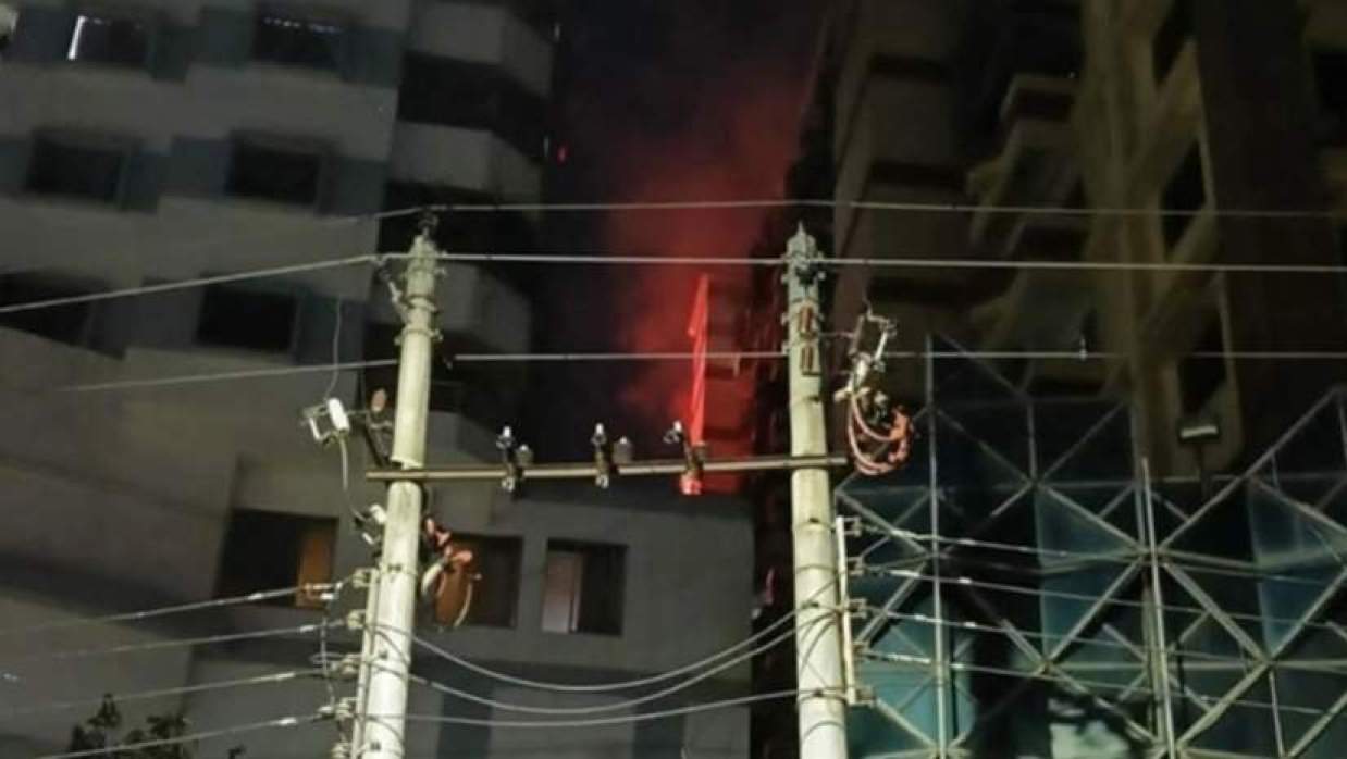 রাজধানীর কাঁটাবনে আবাসিক ভবনে আগুন