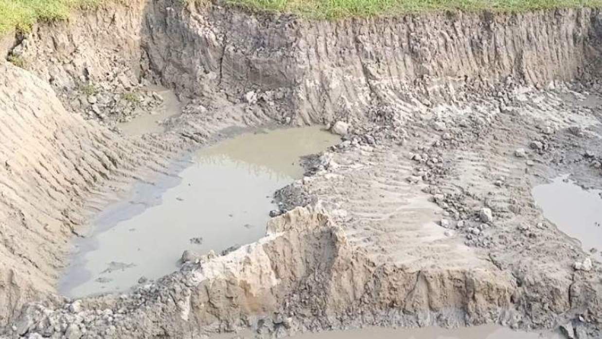 জোরপূর্বক মাটি বিক্রি করা কৃষি জমি