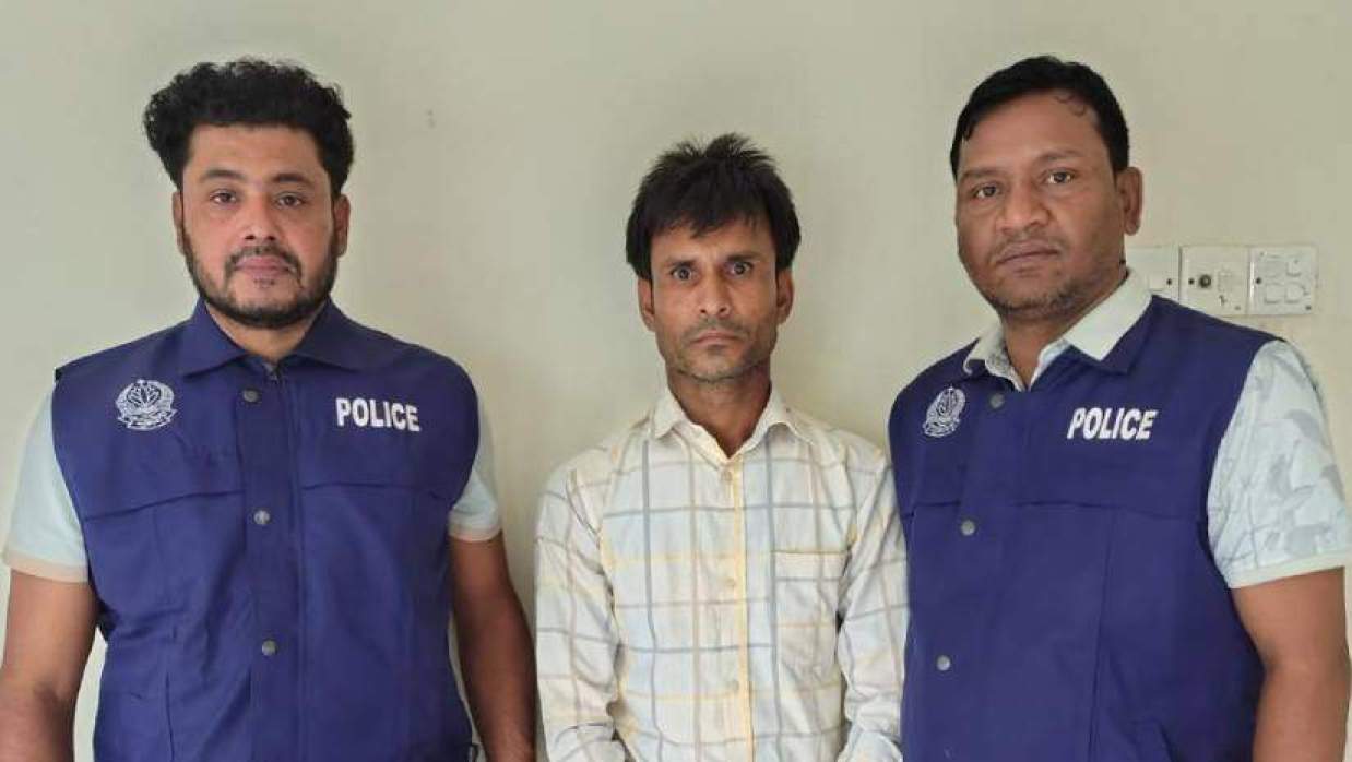 গ্রেপ্তার মো. গিয়াস উদ্দিন (মাঝে)