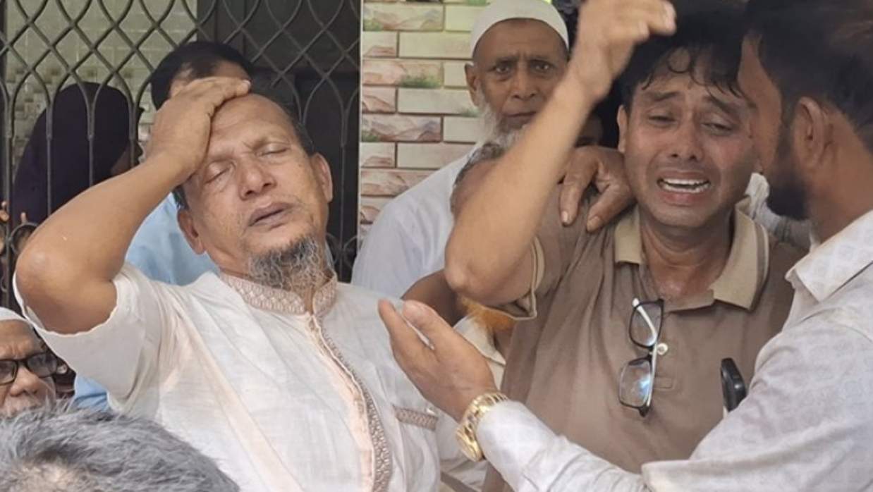 গ্রামের বাড়িতে আত্মীয়-স্বজন ও প্রতিবেশীদের শোক
