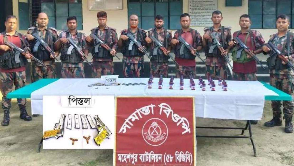 জব্দ করা বিদেশি পিস্তল, ম্যাগাজিন, গুলি, এসকফ সিরাপ