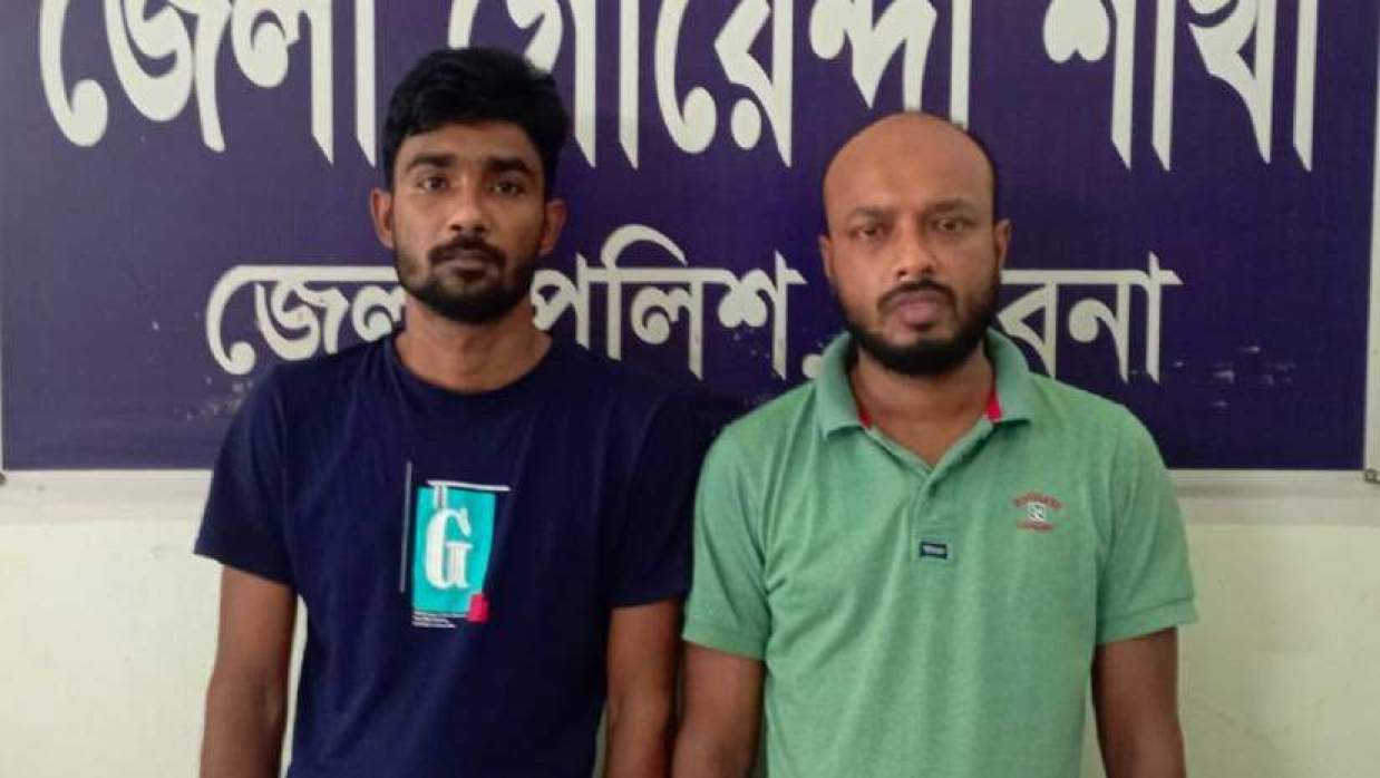 আটক সুজন ও আরিফুল। শনিবার সকালে পাবনা জেলা পুলিশের গোয়েন্দা শাখা কার্যালয়ে