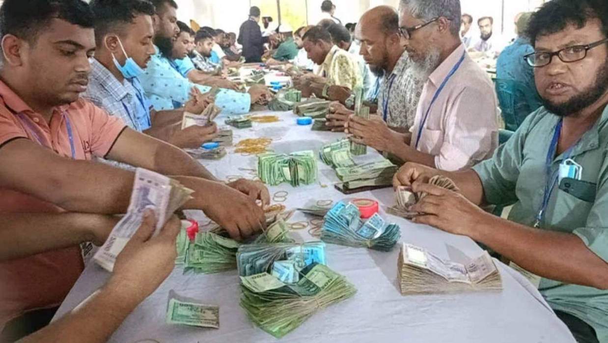 টাকা গণনায় ব্যস্ত কমিটির লোকজন