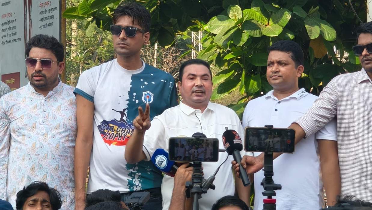 আওয়ামী লীগের ‘ষড়যন্ত্র ও নৈরাজ্যের’ প্রতিবাদে নিউমার্কেটে ঢাকা কলেজ ছাত্রদলের বিক্ষোভ