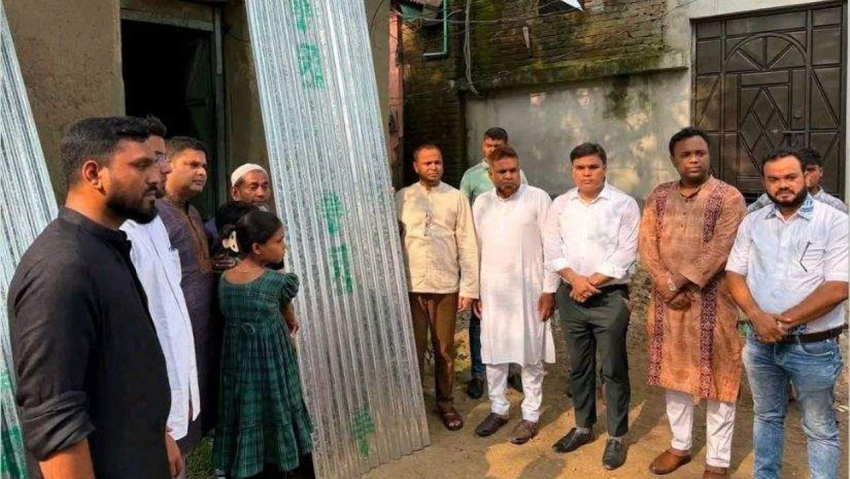 ফাতেমার পরিবারকে উপহার সামগ্রী দিয়েছে জেলা প্রশাসন