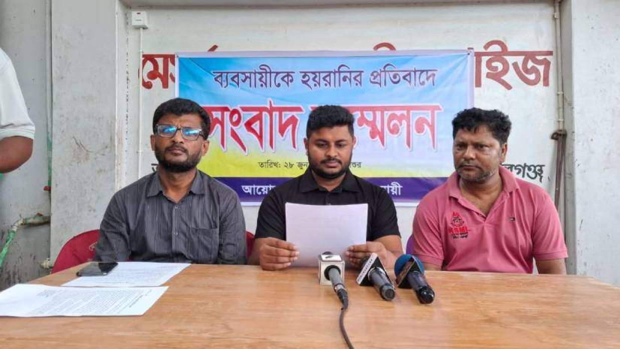 নিজ ব্যবসাপ্রতিষ্ঠানে সংবাদ সম্মেলনে লিখিত বক্তব্যে পাঠ করছেন মো. জামিনুর রহমান