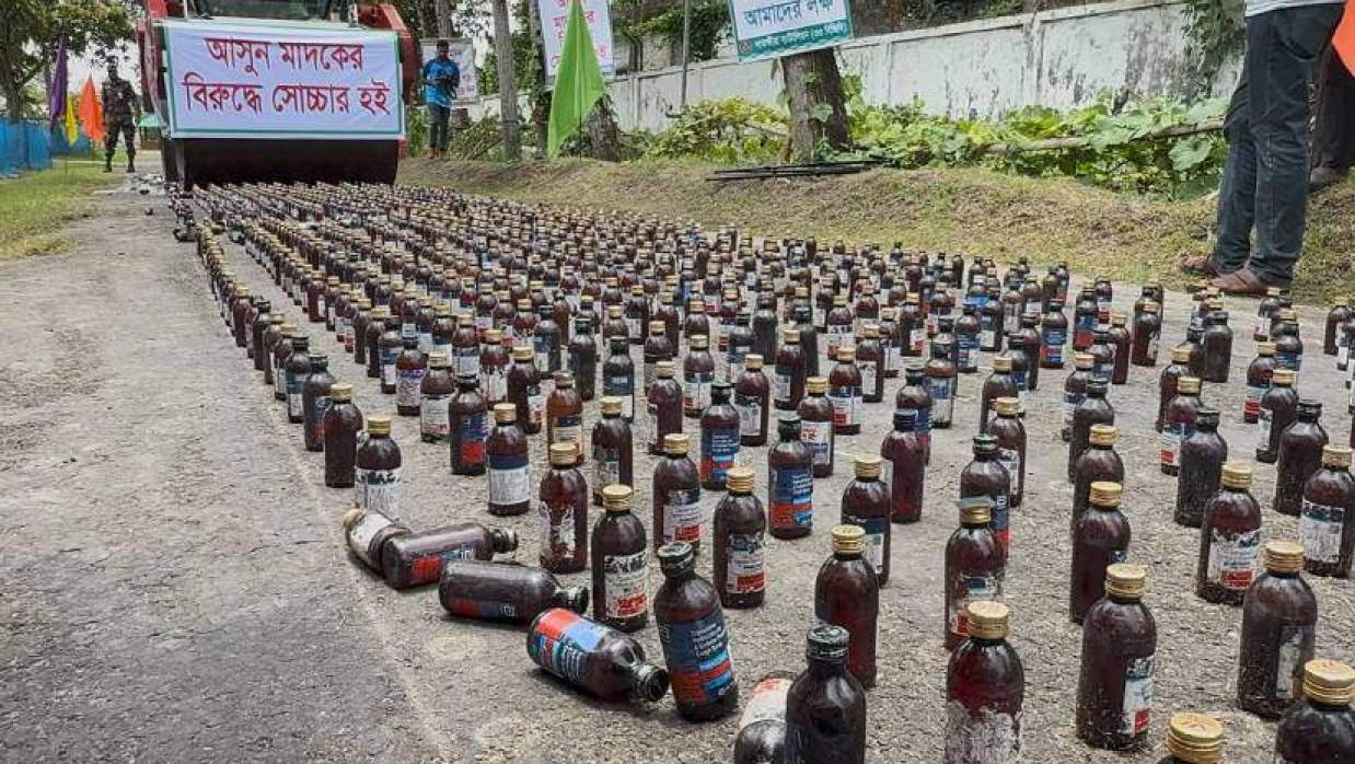 সাতক্ষীরা ব্যাটালিয়ন (৩৩ বিজিবি) সদর দপ্তরে জব্দ করা মাদক ধ্বংস করা হয়