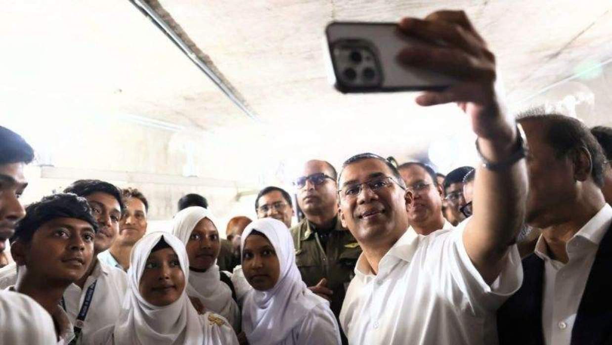  আড্ডা, গল্প ও সেলফিতে সময় পার