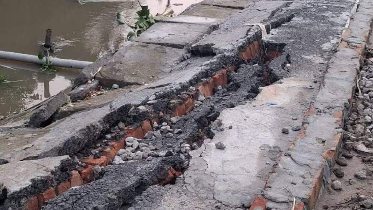 রাজাবাড়ী-দমদমা সড়কের একাংশ ধসে গেছে