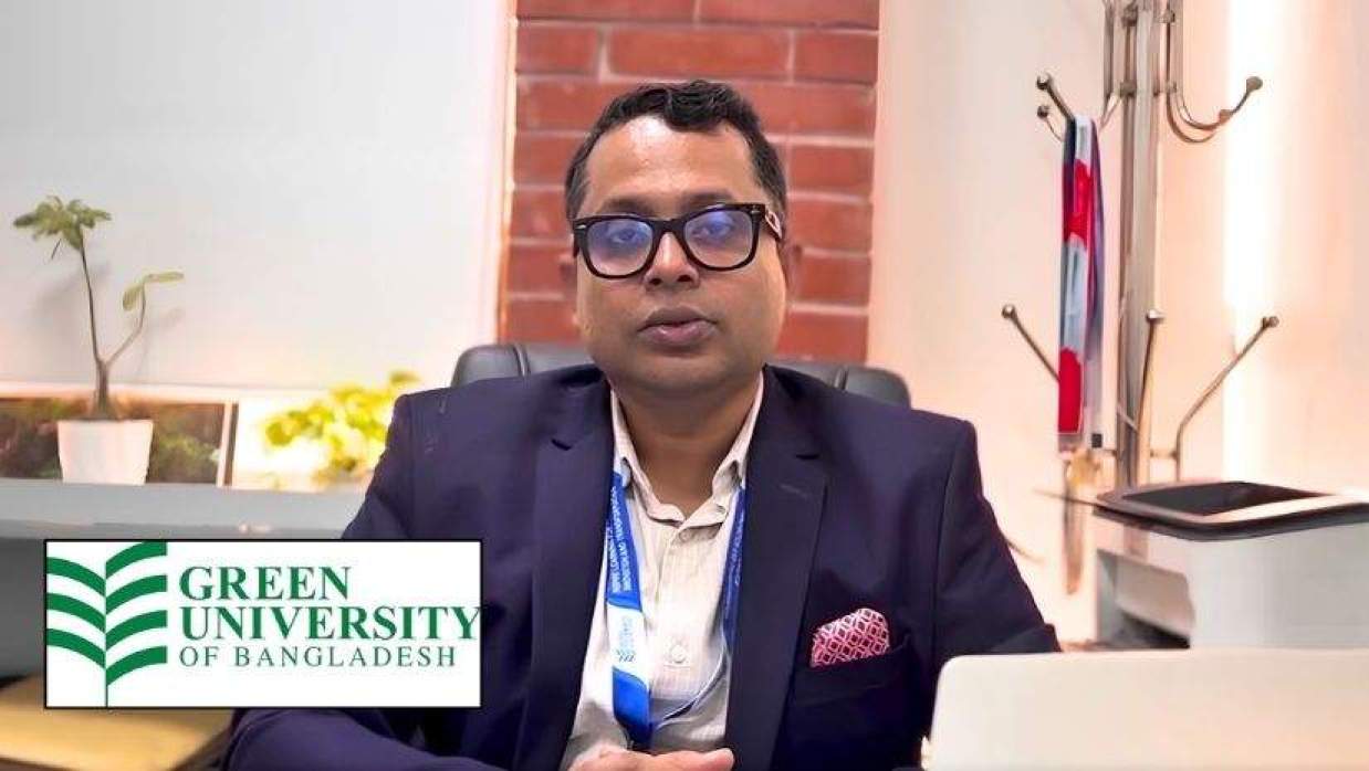 অভিযুক্ত সহযোগী অধ্যাপক ড. মুহাম্মদ আবুল হাসান ও গ্রীন ইউনিভার্সিটির লোগো