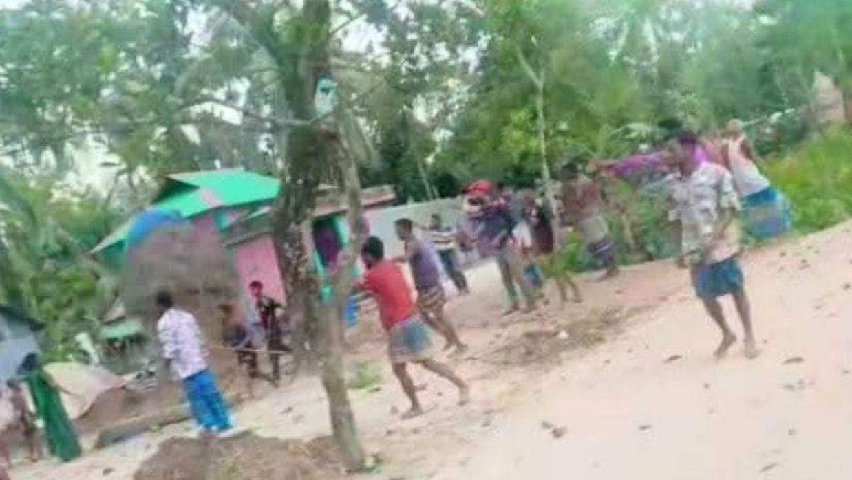  চেয়ারে বসা নিয়ে সংঘর্ষে আহত ২০