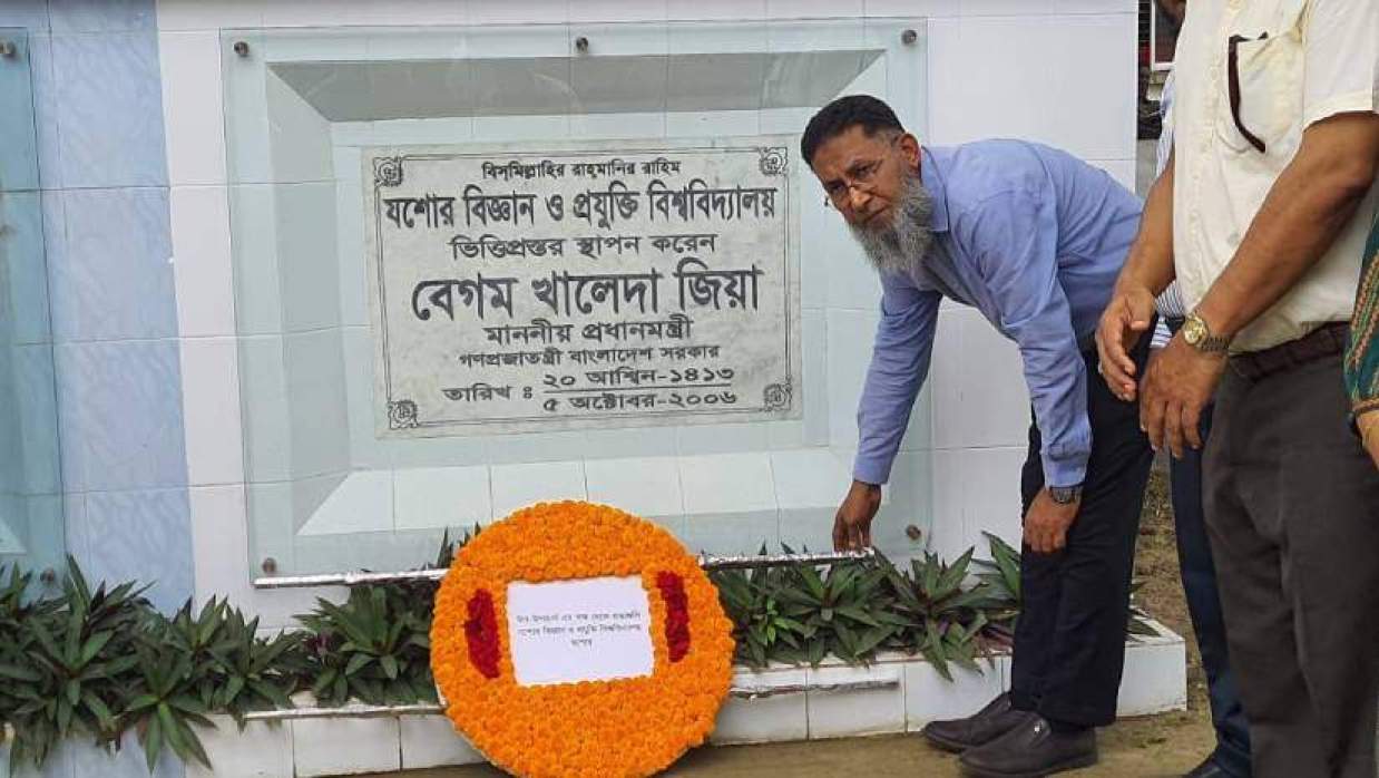 যোগদানের আনুষ্ঠানিকতার পর অধ্যাপক শেখ মাহমুদুল হাসান বিশ্ববিদ্যালয়ের প্রয়াত প্রধানমন্ত্রী বেগম খালেদা জিয়ার স্মৃতিফলকে পুষ্পস্তবক অর্পণ করেন