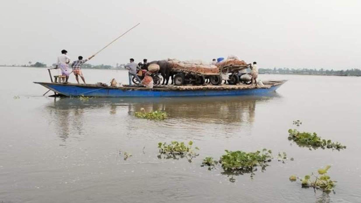নদী তীরবর্তী নিম্নাঞ্চল প্লাবিত