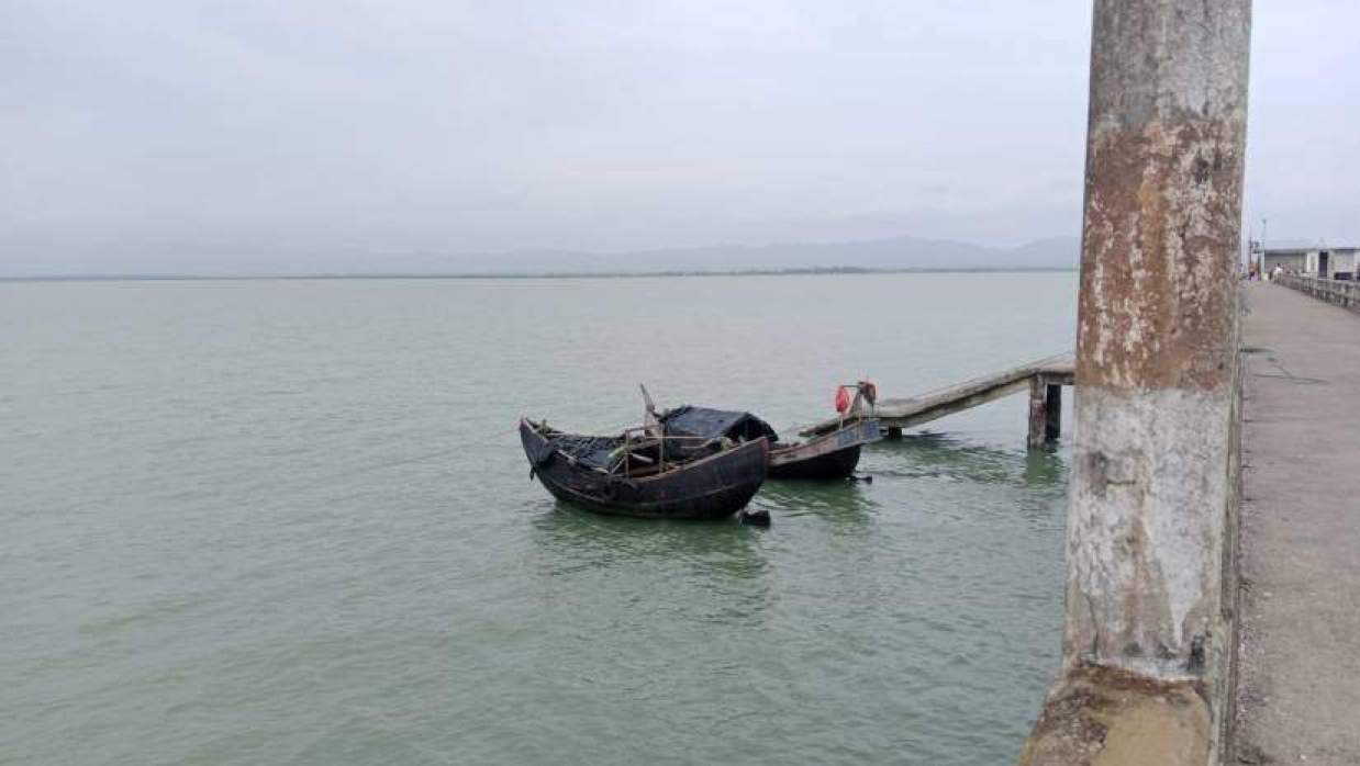 টেকনাফ জেটি ঘাটে বাঁধা নৌকা