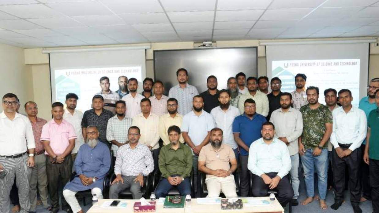 অতিথিদের সঙ্গে প্রশিক্ষণার্থী কর্মকর্তা-কর্মচারীরা। সোমবার সকালে পাবিপ্রবিতে