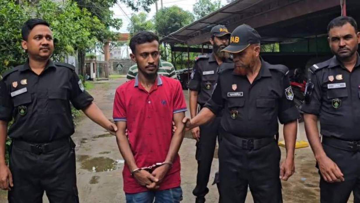 মো. আরিফুল ইসলাম (মাঝে)
