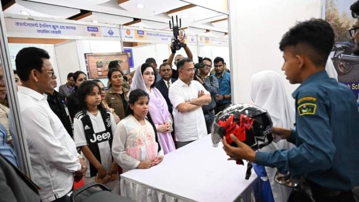 স্কুল শিক্ষার্থীদের সঙ্গে প্রধানমন্ত্রী তারেক রহমান