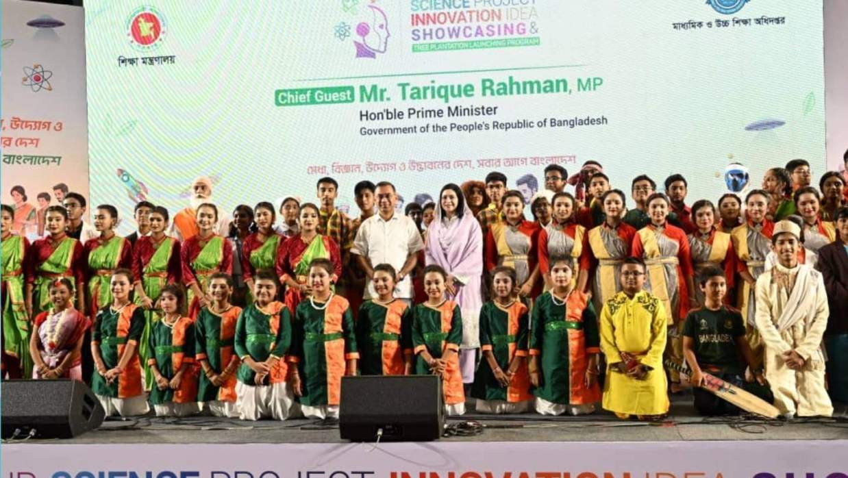 পুরস্কার বিতরণ অনুষ্ঠানে প্রধানমন্ত্রীর সঙ্গে তার সহধর্মিণী ডা. জুবাইদা রহমান