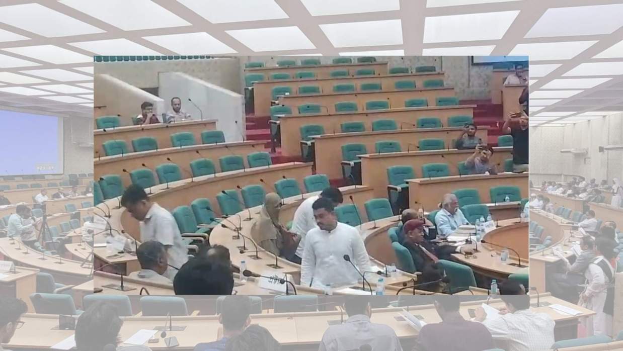সিনেট থেকে বেরিয়ে আসছেন ডাকসু নেতারা