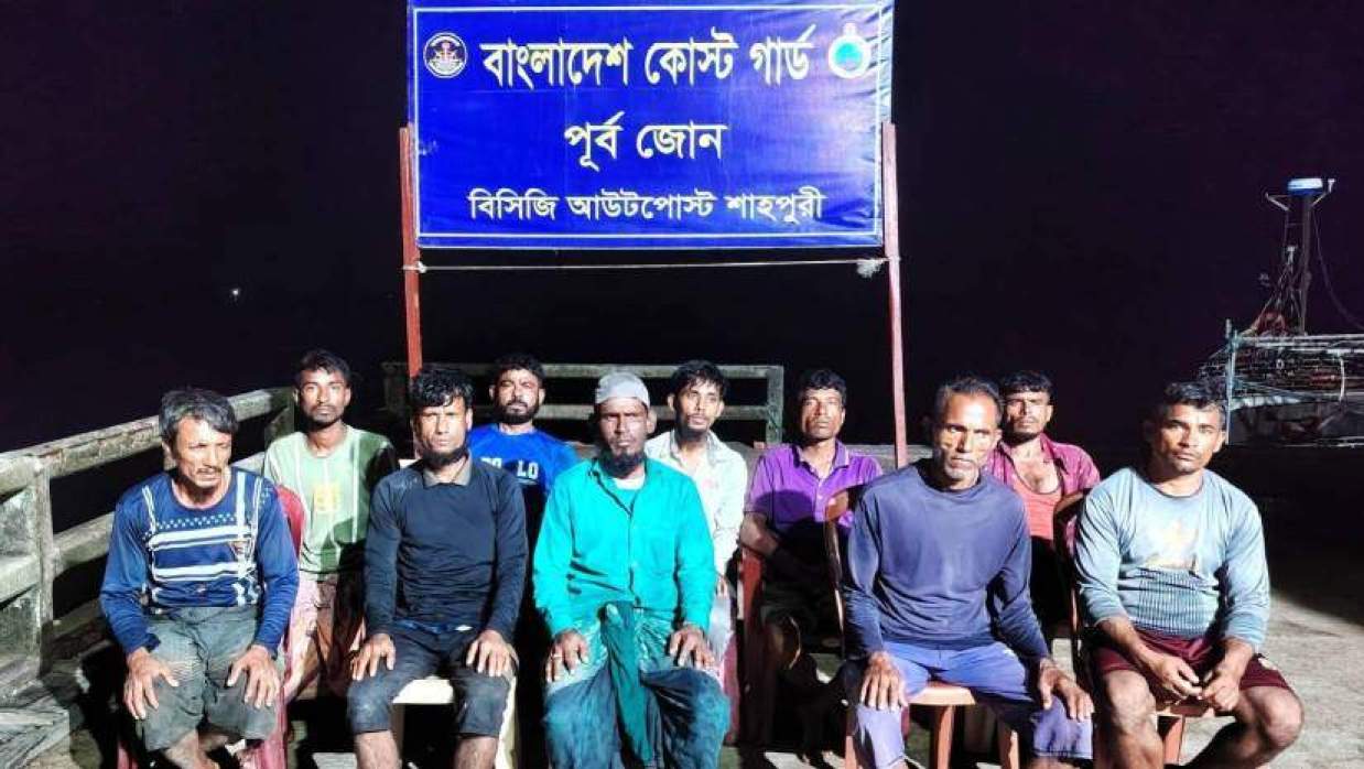 ১০ জেলেকে জীবিত উদ্ধার