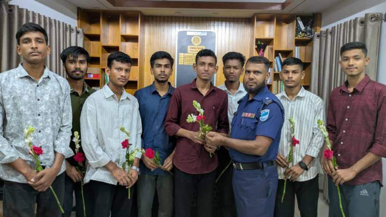 রাউজান থানার ভারপ্রাপ্ত কর্মকর্তা সাইফুল ইসলাম ট্রেইনি রিক্রুট কনস্টেবল পদে নিয়োগপ্রাপ্তদের ফুল দিয়ে শুভেচ্ছা জানান