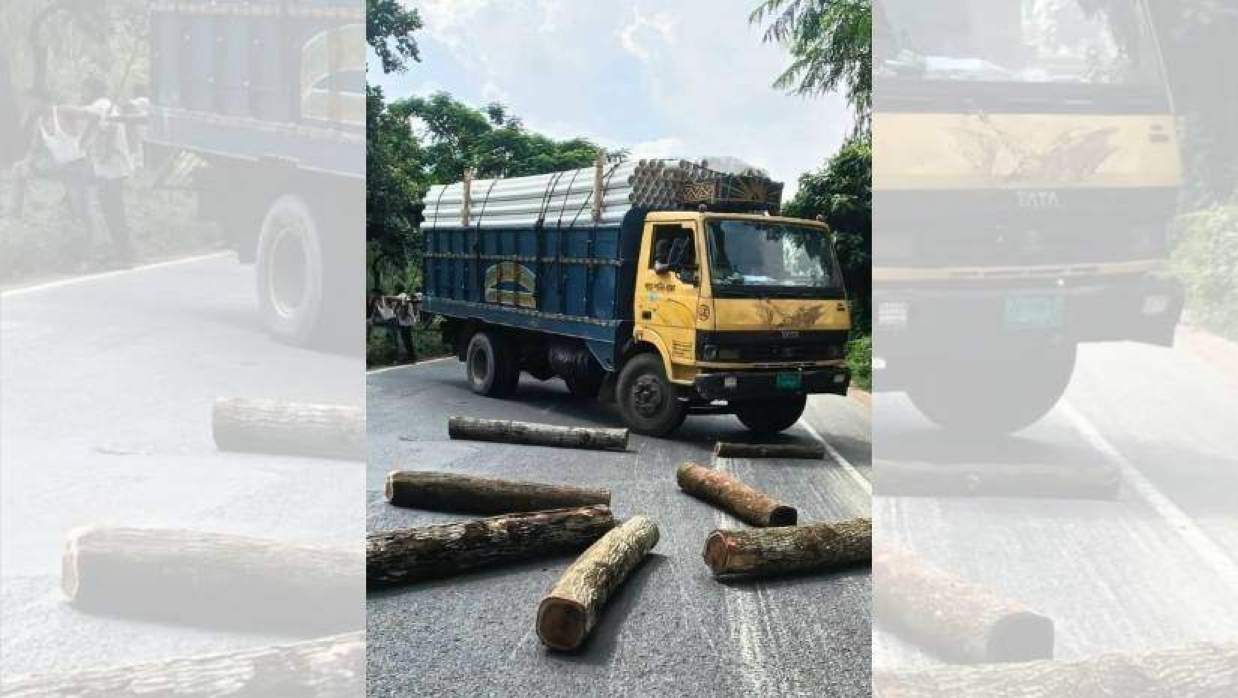মহাসড়কে আটকে আছে একটি মালবোঝাই ট্রাক