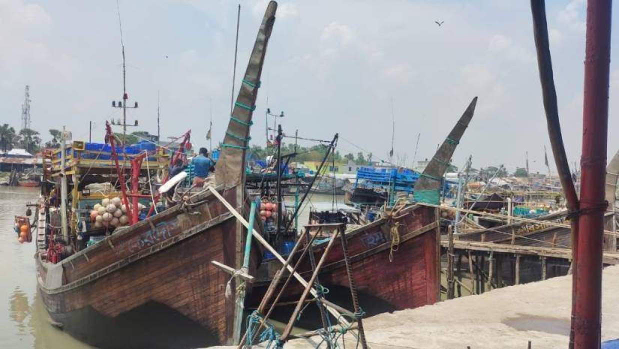 নদীতে বাঁধা ফিশিং ট্রলার