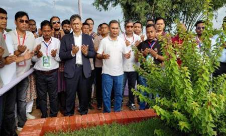 জুলাই শহীদ ওয়াসিমের কবর জিয়ারত করলেন প্রধানমন্ত্রী