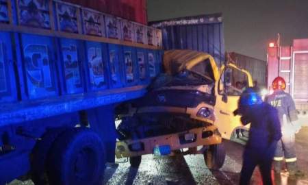 টঙ্গীর ফ্লাইওভারে ট্রাক ও কাভার্ড ভ্যানের সংঘর্ষ, প্রাণ গেল চালকের