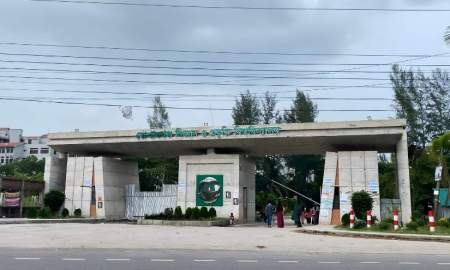 বিশ্ববিদ্যালয়ের প্রধান ফটকে টিনের বেড়া