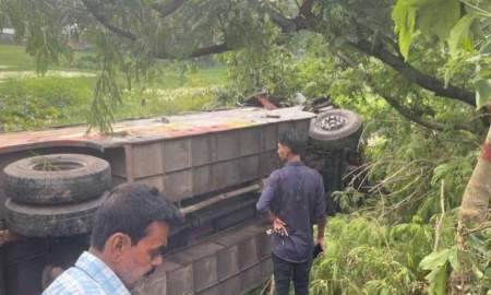 দুই বাস ও ট্রাকের ত্রিমুখী সংঘর্ষে নিহত ১, আহত ৩০