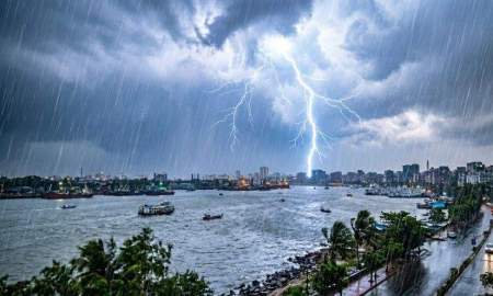 ১০ জেলায় ১১টার মধ্যে ঝড় ও বজ্রবৃষ্টির সতর্কবার্তা, ঘরে থাকার পরামর্শ