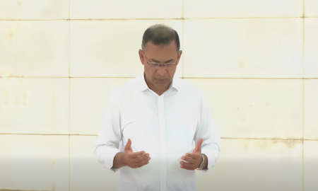 মালয়েশিয়া-চীন সফর শেষে দেশে ফিরে বাবা-মায়ের কবর জিয়ারত প্রধানমন্ত্রীর