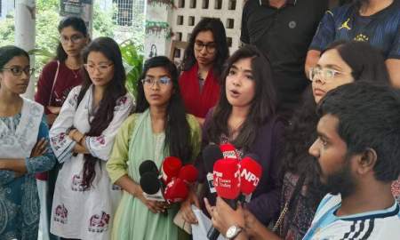 তিন দাবিতে ঢাবি নারী শিক্ষার্থীদের স্মারকলিপি প্রদান