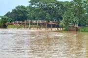 কংস নদীর ওপর অস্থায়ী সেতু নির্মাণ, পাকা সেতুর দাবিতে এলাকাব…