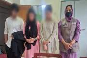 টাকা-পয়সাসহ ছোট বোনকে নিয়ে সমকামী সহপাঠীর সাথে উধাও, পাঁচ দ…