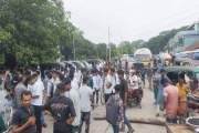 কেন্দ্র পরিবর্তনের দাবিতে এইচএসসি পরীক্ষার্থীদের সড়ক অবরোধ