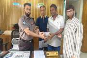 পরিত্যক্ত অবস্থায় উদ্ধার হওয়া ৭ লাখ টাকা মালিককে বুঝিয়ে দিল…