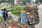 বালুবাহী ট্রাকসহ ভেঙে পড়ল বেইলি ব্রিজ, আহত ৫