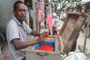 ভাঙারি আর আইসক্রিম বিক্রির টাকায় গড়ছেন সন্তানের ভবিষ্যৎ